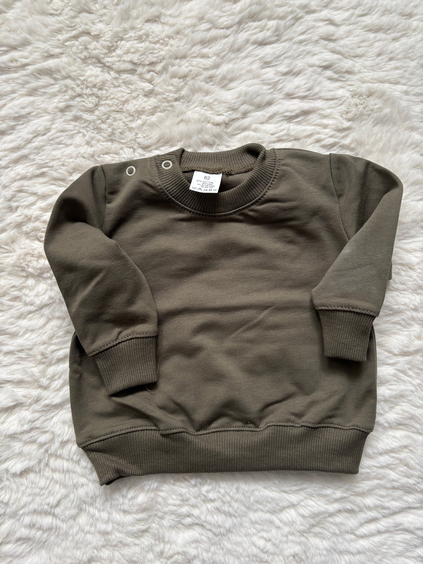 Sweater met naam Leger groen - geborduurd Spoiled baby