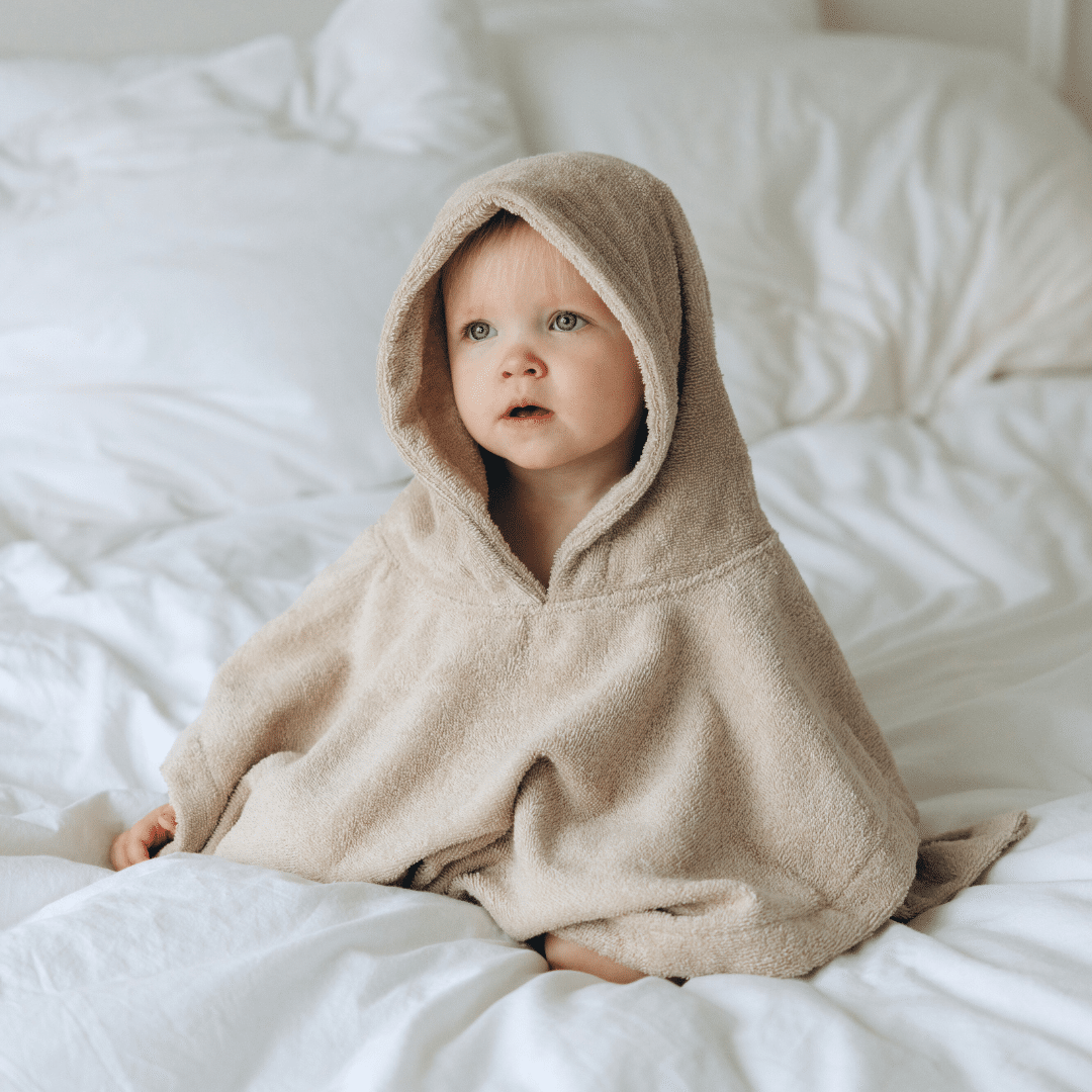 Badponcho met naam 100% Katoen badstof Sanstone/grey | te personaliseren met naam (kopie) - Spoiled baby