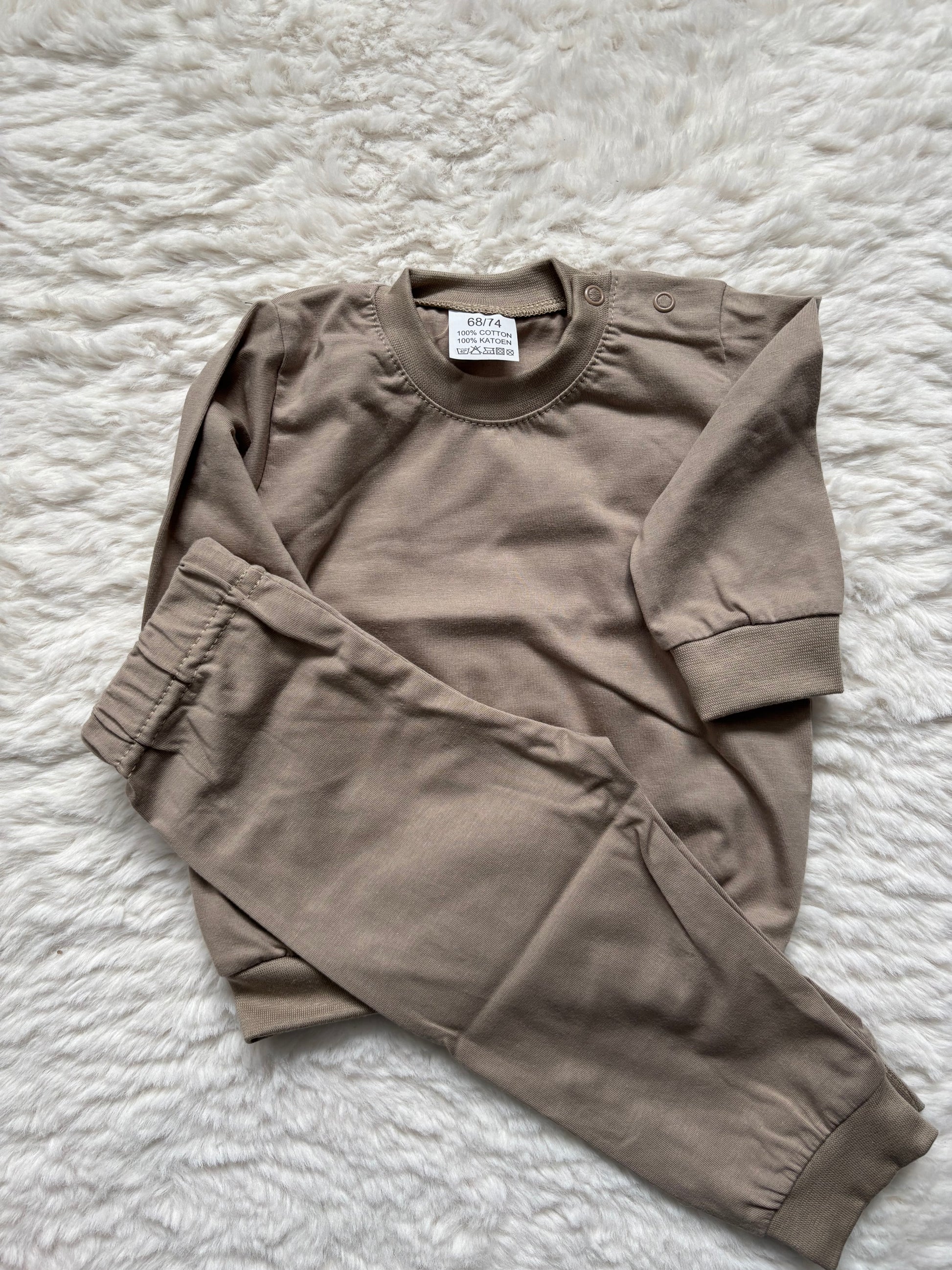 Pyama met naam rood (burgundy) - geborduurd Spoiled baby