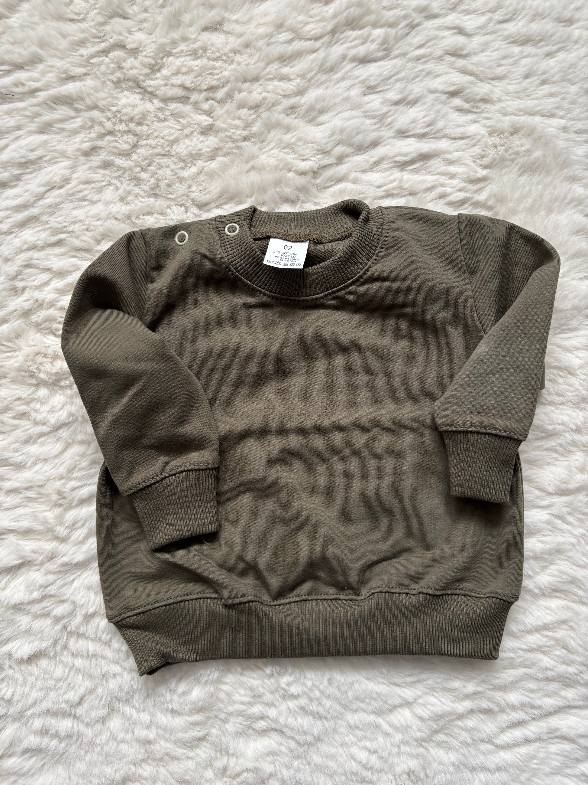 Sweater met naam Leger groen - geborduurd Spoiled baby
