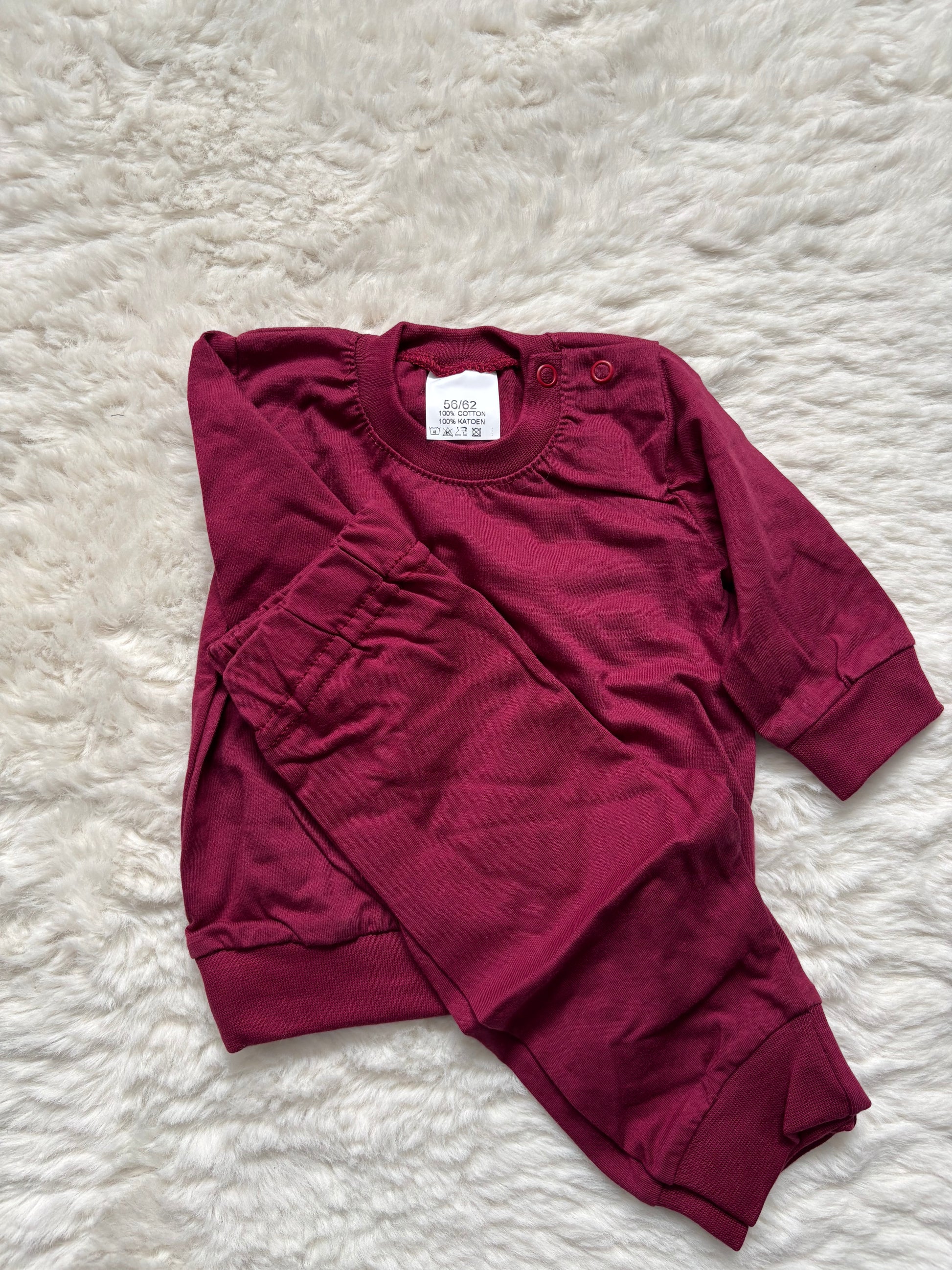 Pyama met naam rood (burgundy) - geborduurd Spoiled baby
